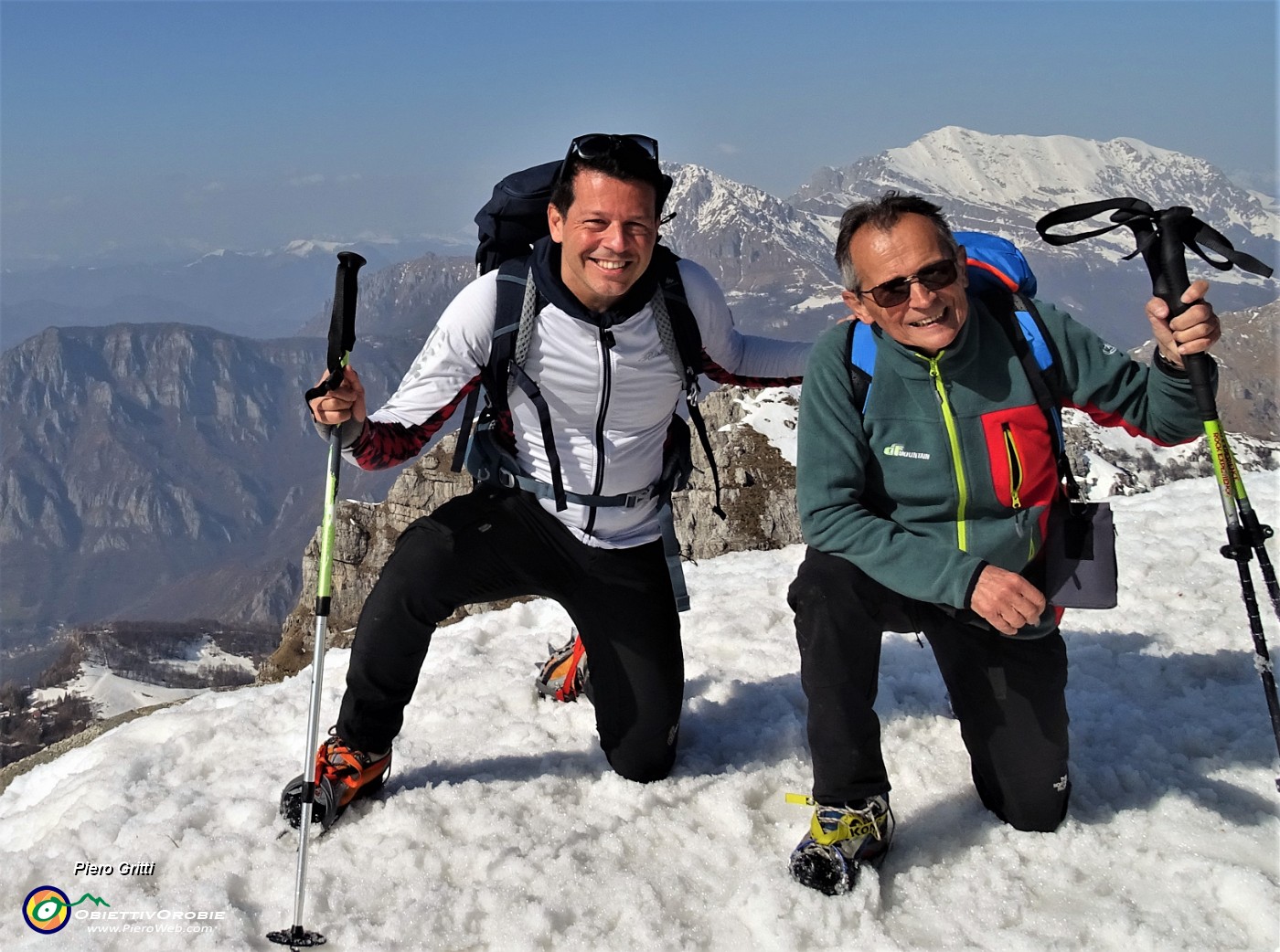 49 Dalla croce di vetta del Resegone verso la cresta nord e le Grigne.JPG